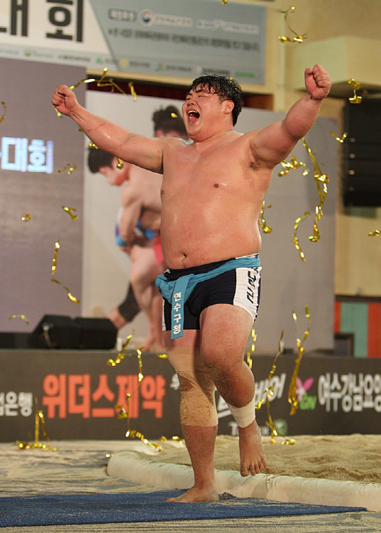 추석장사씨름, 서남근 생애 첫 백두장사 등극
