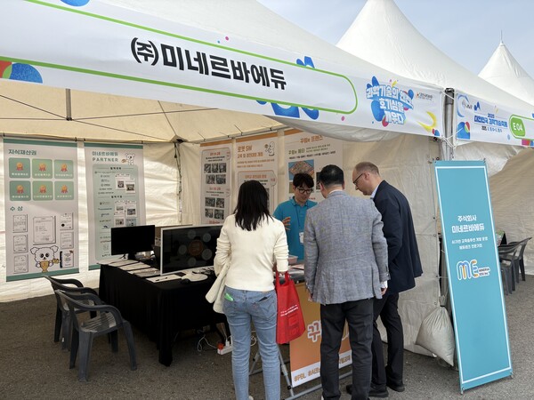 보 스티에르네 톰센 레고 파운데이션(LEGO Foundation) 부사장(맨 오른쪽)이 미네르바에듀 부스를 찾아 제품과 서비스를 둘러보고 있다.