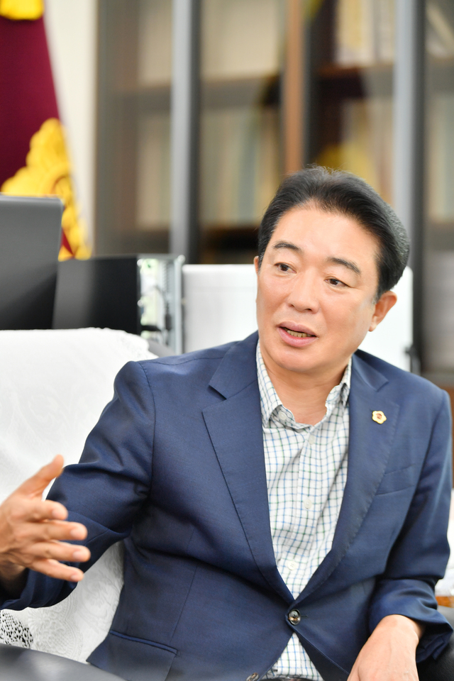 최학범 경남도의회 의장이 인터뷰를 하고 있다.