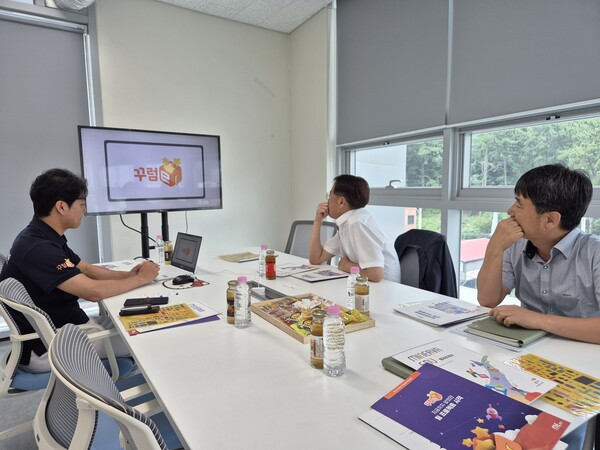 황외석 경남지방조달청장(사진 가운데)이 (주)미네르바에듀를 방문해 AI기반 교육솔루션 '꾸럼e' 제품정보를 청취하고 있다