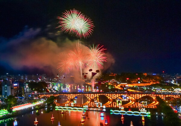 화려한 진주남강유등축제장.