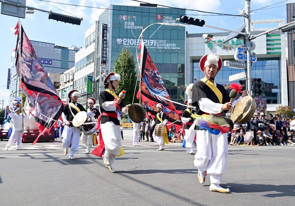 개천예술제 가장행렬.