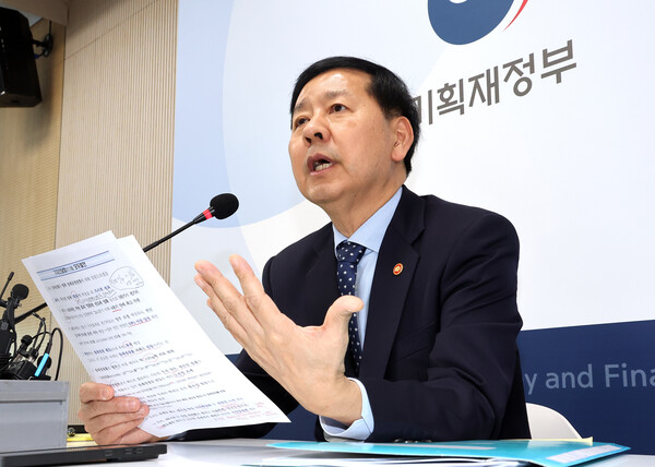 구윤철 부총리 겸 기획재정부 장관이 19일 정부세종청사 기재부 기자실에서  간담회를 열고 있다.  /사진=연합뉴스/ 