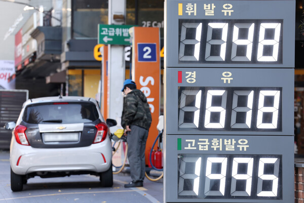 국내 주유소 휘발유와 경유의 주간 평균 가격이 3주 연속 동반 상승했다. 한국석유공사 유가정보시스템 오피넷에 따르면 11월 둘째 주(10∼13일) 전국 주유소 휘발유 평균 판매가는 지난주보다 L당 18.4원 오른 1천703.9원이었다.