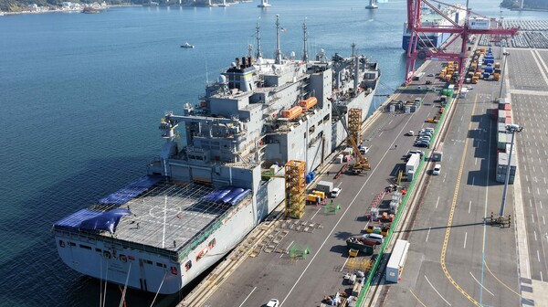 지난 19일 오후 창원시 마산합포구 마산가포신항에서 미 해군 군수지원함 ‘월리 쉬라 호’의 MRO 작업이 진행 중이다.