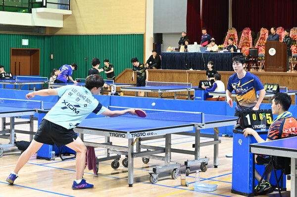 지난 22일부터 23일까지 양일간 창녕군민체육관에서 열린 창녕군수배 경남오픈 탁구대회 경기 모습.