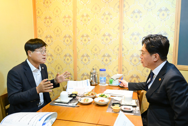 변광용 거제시장(사진 왼쪽)이 24일 김영훈 고용노동부 장관과 면담하고 있다.