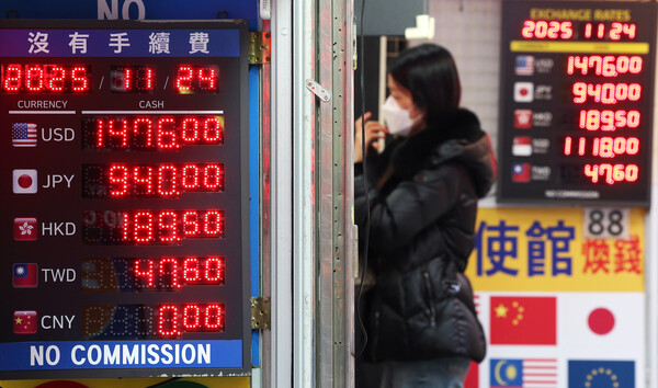 원달러 환율이 1.5원 오른 1477.1원으로 집계된 24일 서울 중구 명동의 사설 환전소에서 외국인 관광객들이 환전하고 있다. 