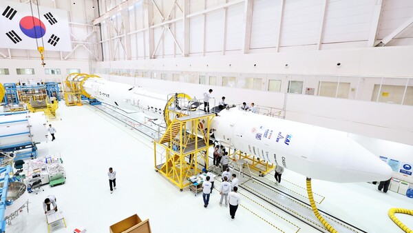 누리호 4차 발사 초읽기  나로우주센터 조립동에서 지난 19일 연구진들이 누리호 4차 발사 총조립을 수행하고 있다.