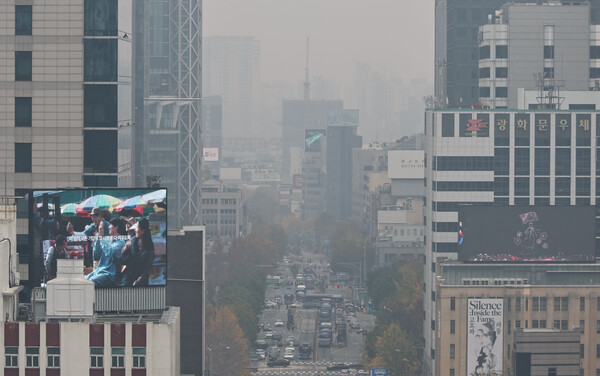 서울과 수도권의 초미세먼지 농도가 ‘나쁨’ 수준을 보인 지난 24일 서울 종로구 일대가 뿌옇게 보이고 있다.