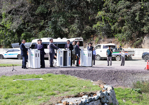지난달 15일 김해 화포천습지 과학관 개관식을 기념해 열린 황새 방사 행사.