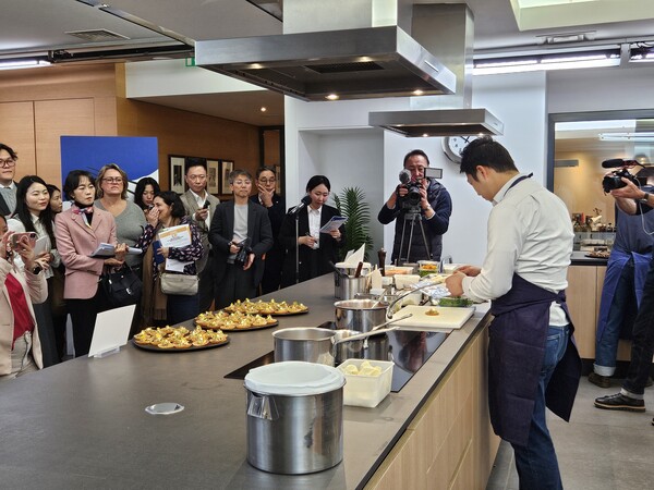 프랑스 파리에서 열린 ‘2025 경남 수산식품 파리 푸드쇼’에서 시연하고 있는 모습.