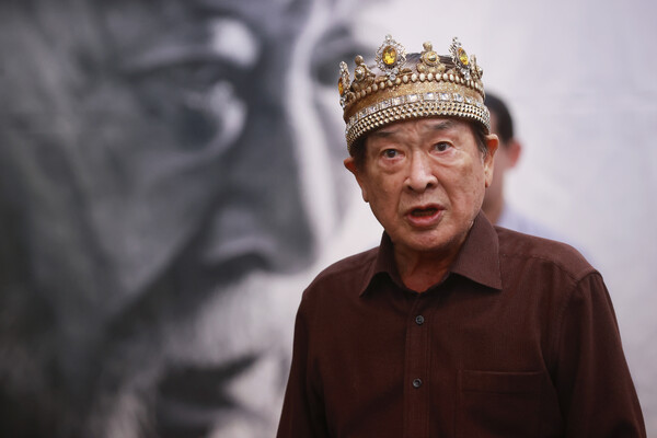 2003년 연극 ‘리어왕: KING LEAR’ 간담회에서 주요 장면 시연하는 배우 이순재.