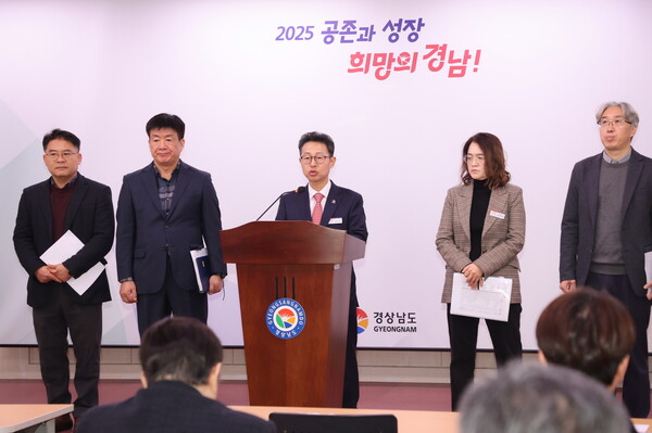 25일 윤익국 경남도 산업국장이 경남도청 프레스센터에서 브리핑을 하고 있다.