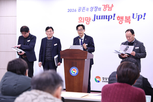 21일 김상원 경남도 관광개발국장이 글로벌 해양관광 거점 육성 브리핑을 하고 있다.&nbsp;