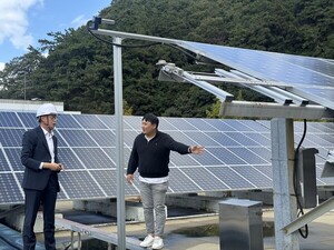 경남조달청 '태양광 패널 무인 청소로봇' 운영 현장 점검 - 뉴스 썸네일 이미지