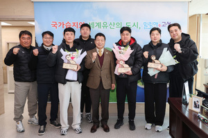 고성군, 전지훈련 참가팀 유공자 감사패 수여 - 뉴스 썸네일 이미지